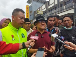 Sambangi Pasar Kulit Garut, Cak Imin Belikan Ini untuk Anies agar Tak Panas