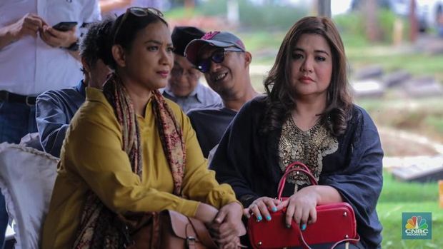 Momen COrnelia Agatha Hadiri Pemakaman Rizal Ramli