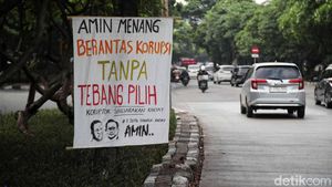 Deretan Spanduk Dukung AMIN Nempel di Pohon Jakarta Utara