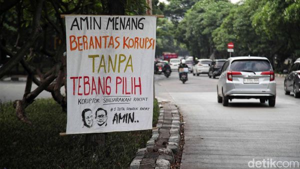 Deretan Spanduk Dukung AMIN Nempel di Pohon Jakarta Utara