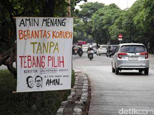 Deretan Spanduk Dukung AMIN Nempel di Pohon Jakarta Utara Deretan Spanduk Dukung AMIN Nempel di Pohon Jakarta Utara
