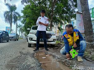 PUPR Banyuasin Segera Perbaiki Jalan Berlubang di Kawasan Opi Raya Jakabaring PUPR Banyuasin Segera Perbaiki Jalan Berlubang di Kawasan Opi Raya Jakabaring