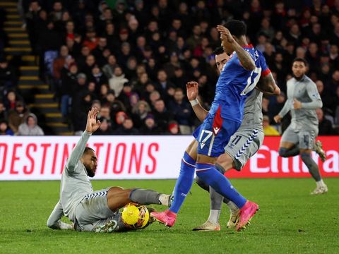 Soccer Football - FA Cup - Third Round - Crystal Palace v Everton - Selhurst Park, London, Britain - January 4, 2024 Everton's Dominic Calvert-Lewin fouls Crystal Palace's Nathaniel Clyne before subsequently being shown a red card after a VAR review REUTERS/David Klein