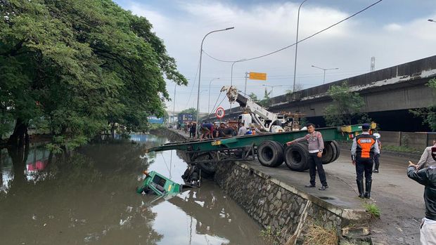 Dua truk trailer kecelakaan di Jalan Cakung Cilincing Raya, Cilincing, Jakarta Utara (Jakut). Seorang sopir truk tewas dalam insiden tersebut. (dok Polres Jakut)