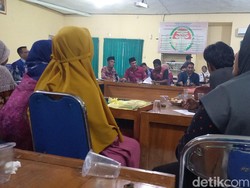 Sambat Emak-emak Sampang soal Bantuan PKH yang Tetiba Lenyap