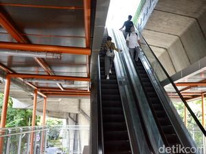 Duh, Eskalator Arah Turun di Halte Velbak Masih Rusak Duh, Eskalator Arah Turun di Halte Velbak Masih Rusak