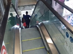 Duh! Eskalator Arah Turun di Halte Velbak Sudah Lama Tak Beroperasi