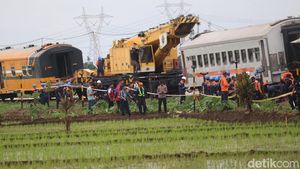 Bangkai Gerbong 2 Kereta yang Tabrakan di Cicalengka Dievakuasi