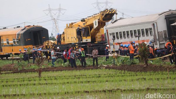 Bangkai Gerbong 2 Kereta yang Tabrakan di Cicalengka Dievakuasi