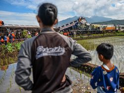 Evakuasi Kereta Adu Banteng di Cicalengka Jadi Tontonan Warga