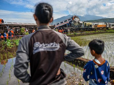 Evakuasi Kereta Adu Banteng di Cicalengka Jadi Tontonan Warga