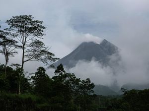 Gunung Merapi Kembali Muntahkan Awan Panas, Masyarakat Diminta Waspada Gunung Merapi Kembali Muntahkan Awan Panas, Masyarakat Diminta Waspada
