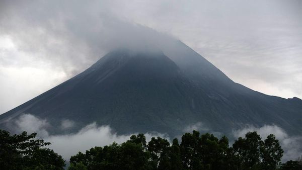 Gunung Merapi Semburkan Asap Solfatara