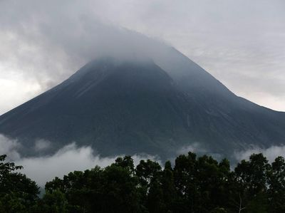 Gunung Merapi Semburkan Asap Solfatara