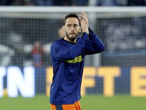Hakan Calhanoglu Balas Begini Usai Dirujak Fans AC Milan Hakan Calhanoglu Balas Begini Usai Dirujak Fans AC Milan