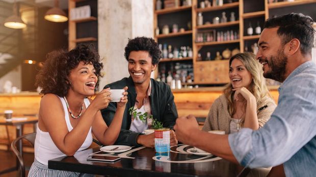 ilustrasi kafe People group drinking cappuccino at coffee bar patio - Friends talking and having fun together at sidewalk cafeteria - Life style concept with happy men and women at cafe dehor - Warm bright filter