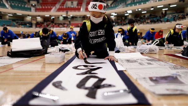 Jaga Tradisi, Anak-anak di Jepang Ikut Kontes Kaligrafi