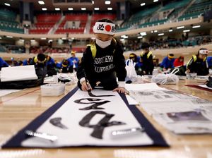 Jaga Tradisi, Anak-anak di Jepang Ikut Kontes Kaligrafi