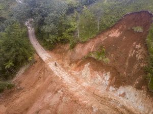 Jalan di Kerinci Jambi Tertimbun Longsor, Begini Kondisinya