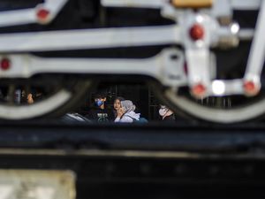 Dear Penumpang KA di Bandung, Hindari Rute Karnaval Menuju ke Stasiun! Dear Penumpang KA di Bandung, Hindari Rute Karnaval Menuju ke Stasiun!