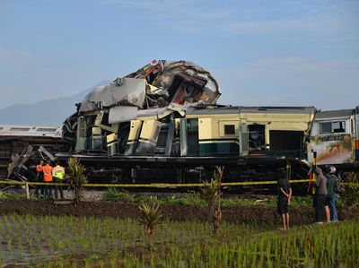 Penampakan Ringsek 2 Kereta Api yang Tabrakan di Cicalengka
