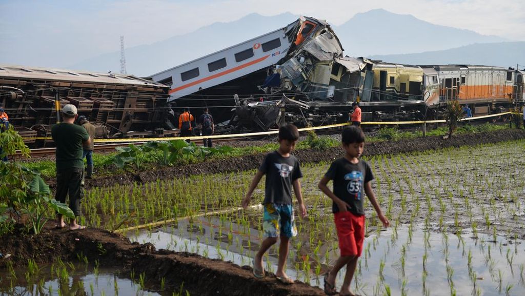 Foto Kecelakaan Kereta Turangga dan Baraya, Gerbong Terguling Foto Kecelakaan Kereta Turangga dan Baraya, Gerbong Terguling