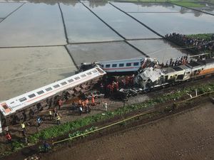 Adu Banteng Turangga vs Commuter Line Ubah Rute Perjalanan KA Adu Banteng Turangga vs Commuter Line Ubah Rute Perjalanan KA