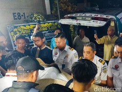 Tangis Ibunda Pecah Sambut Jenazah Julian Masinis KA Lokal Bandung