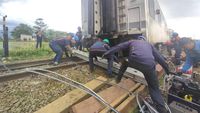 Potret Evakuasi Gerbong Usai Kecelakaan Kereta Turangga vs KA Lokal Bandung