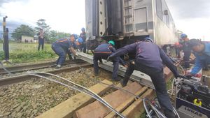 Potret Evakuasi Gerbong Usai Kecelakaan Kereta Turangga vs KA Lokal Bandung