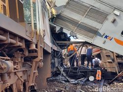 Kereta Tabrakan di Bandung, KAI Evakuasi Penumpang