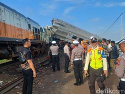 KA Turangga Vs KA Bandung Raya: Masinis Terjepit, Penumpang Berhamburan