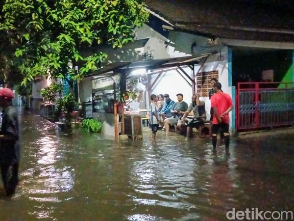 Komplek Pamulang Indah Tangsel Banjir Malam Ini