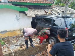 Brakk! Mobil Tabrak Tempat Wudu Musala di Playen Gunungkidul