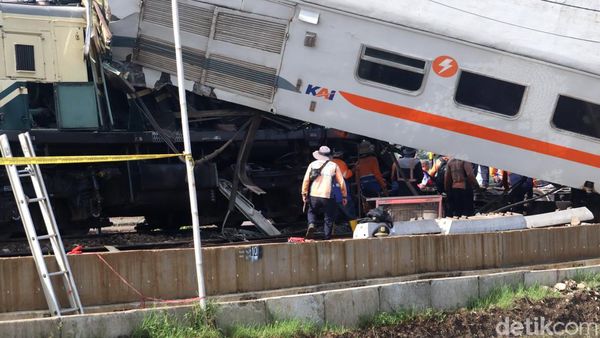 Potret Terkini Evakuasi Kereta yang Tabrakan di Cicalengka