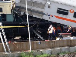 Sulitnya Mengevakuasi Kereta yang Tabrakan di Cicalengka