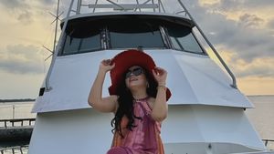 7 Foto Mayangsari Liburan ke Pulau Pribadi, Naik Kapal Bareng Suami & Anak