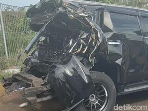 Kenapa Bus PO Haryanto Berhenti 100 Meter di Depan Pajero Sport yang Diseruduk? Kenapa Bus PO Haryanto Berhenti 100 Meter di Depan Pajero Sport yang Diseruduk?