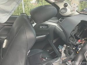 Pajero Sport Lambat di Kiri Sebelum Dihantam PO Bus Haryanto Pajero Sport Lambat di Kiri Sebelum Dihantam PO Bus Haryanto