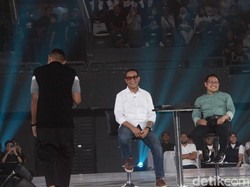 Gaya Anies-Cak Imin Coba Kacamata Sahroni di Acara Resolusi Indonesia