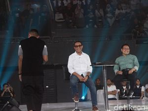 Gaya Anies-Cak Imin Coba Kacamata Sahroni di Acara Resolusi Indonesia Gaya Anies-Cak Imin Coba Kacamata Sahroni di Acara Resolusi Indonesia