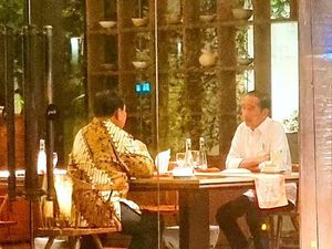 Jokowi Makan Malam Bareng Prabowo Jelang Debat Capres, Pertanda Apa? Jokowi Makan Malam Bareng Prabowo Jelang Debat Capres, Pertanda Apa?