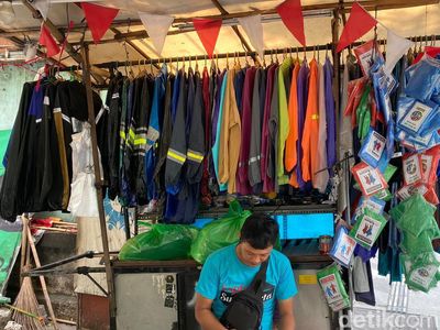 Musim Hujan Tiba, Pedapatan Pedagang  Jas Hujan Surabaya Tak Menentu