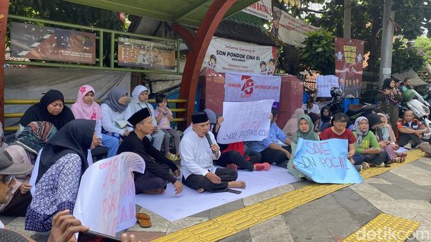 Ortu berharap para siswa tetap belajar di gedung SDN Pondok Cina (Pocin) 1 Depok. Sejumlah ortu telah mengajukan permintaan ke Wali Kota (Walkot) Depok M Idris. (Devi P/detikcom)