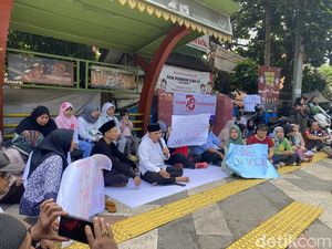 Ortu Minta ke Walkot agar Siswa Tetap Belajar di SDN Pocin 1 Margonda Ortu Minta ke Walkot agar Siswa Tetap Belajar di SDN Pocin 1 Margonda