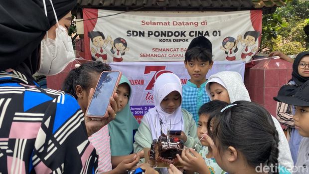 Ortu berharap para siswa tetap belajar di gedung SDN Pondok Cina (Pocin) 1 Depok. Sejumlah ortu telah mengajukan permintaan ke Wali Kota (Walkot) Depok M Idris. (Devi P/detikcom)