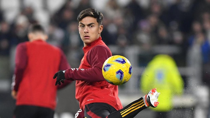 Soccer Football - Serie A - Juventus v AS Roma - Allianz Stadium, Turin, Italy - December 30, 2023  AS Romas Paulo Dybala during the warm up before the match REUTERS/Massimo Pinca