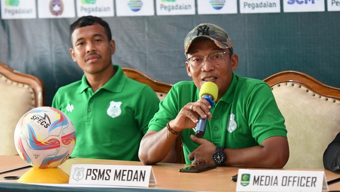 Pelatih PSMS Medan Miftahudin Mukson (kanan) dan pemain Guntur Triaji (kiri) saat konfrensi pers