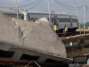 Tabrakan KA Lokal Vs Turangga di Cicalengka, Gerbong Keluar Jalur