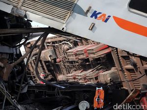 Puluhan Korban Luka Tabrakan 2 KA di Cicalengka Dievakuasi Puluhan Korban Luka Tabrakan 2 KA di Cicalengka Dievakuasi